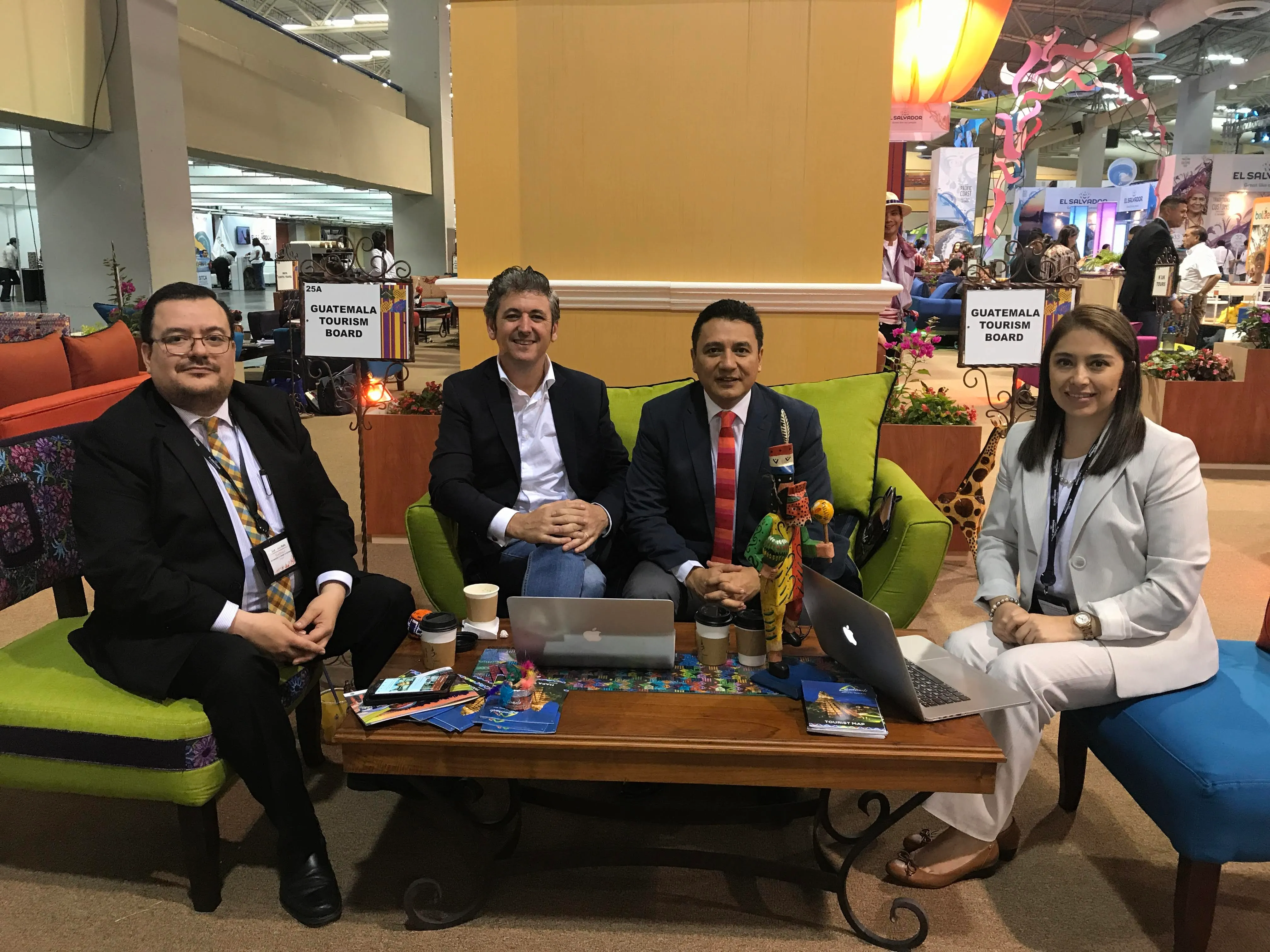 Espacio profesional vinculado a conferencia, feria o encuentro turístico internacional