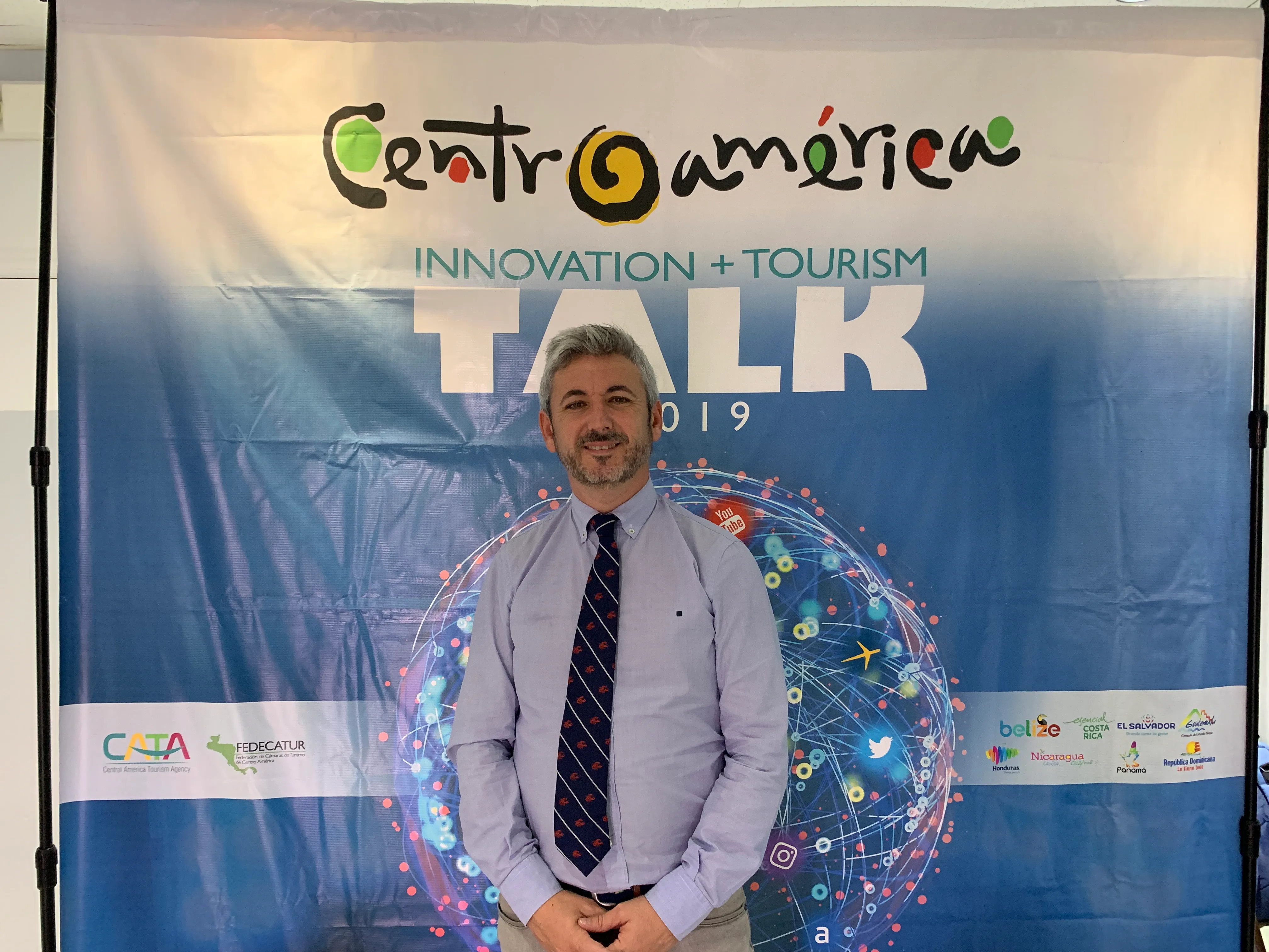 Participantes y expertos compartiendo conocimiento en el sector turístico