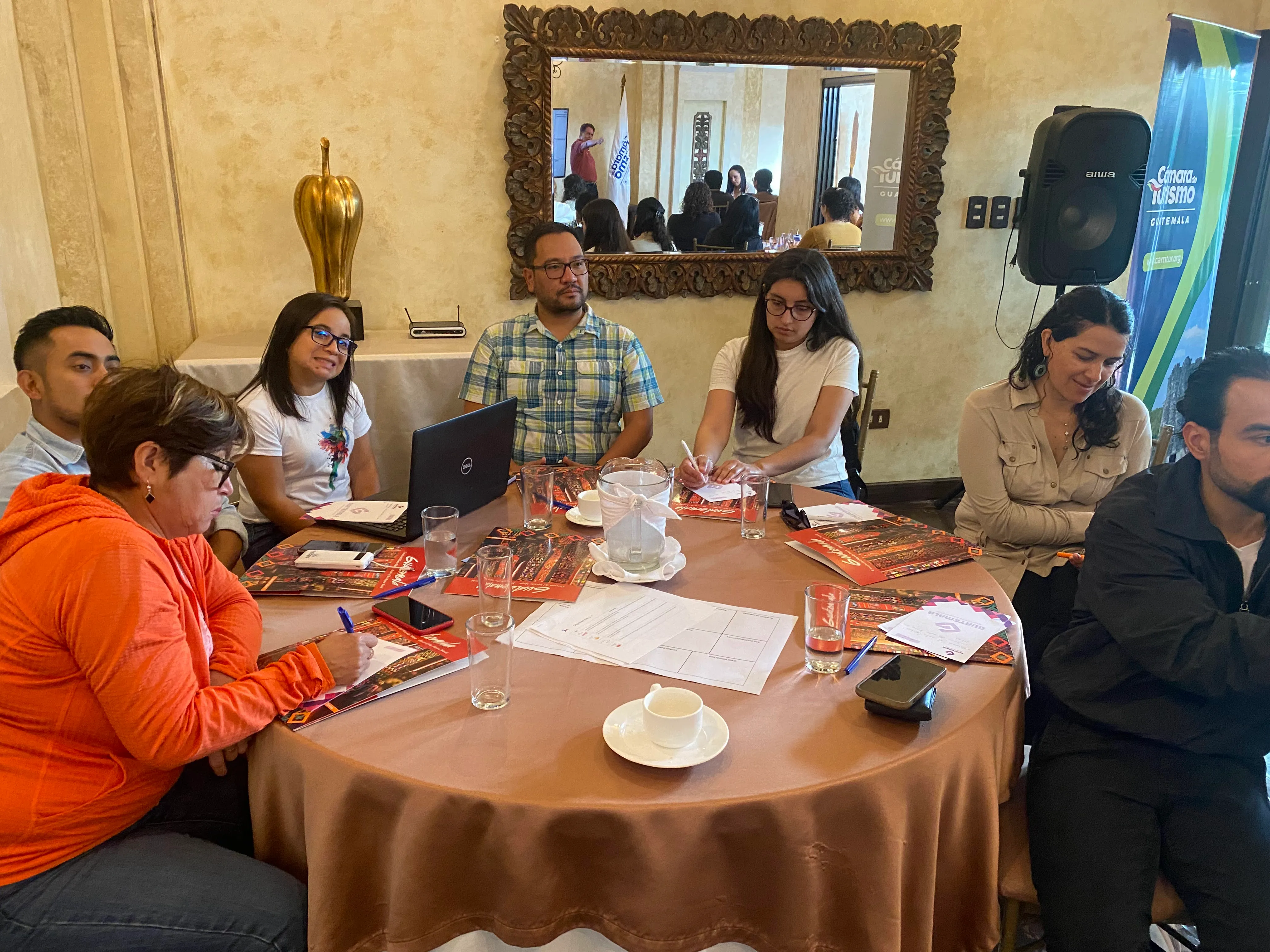 Ponente en congreso turístico con presentación visible ante audiencia profesional