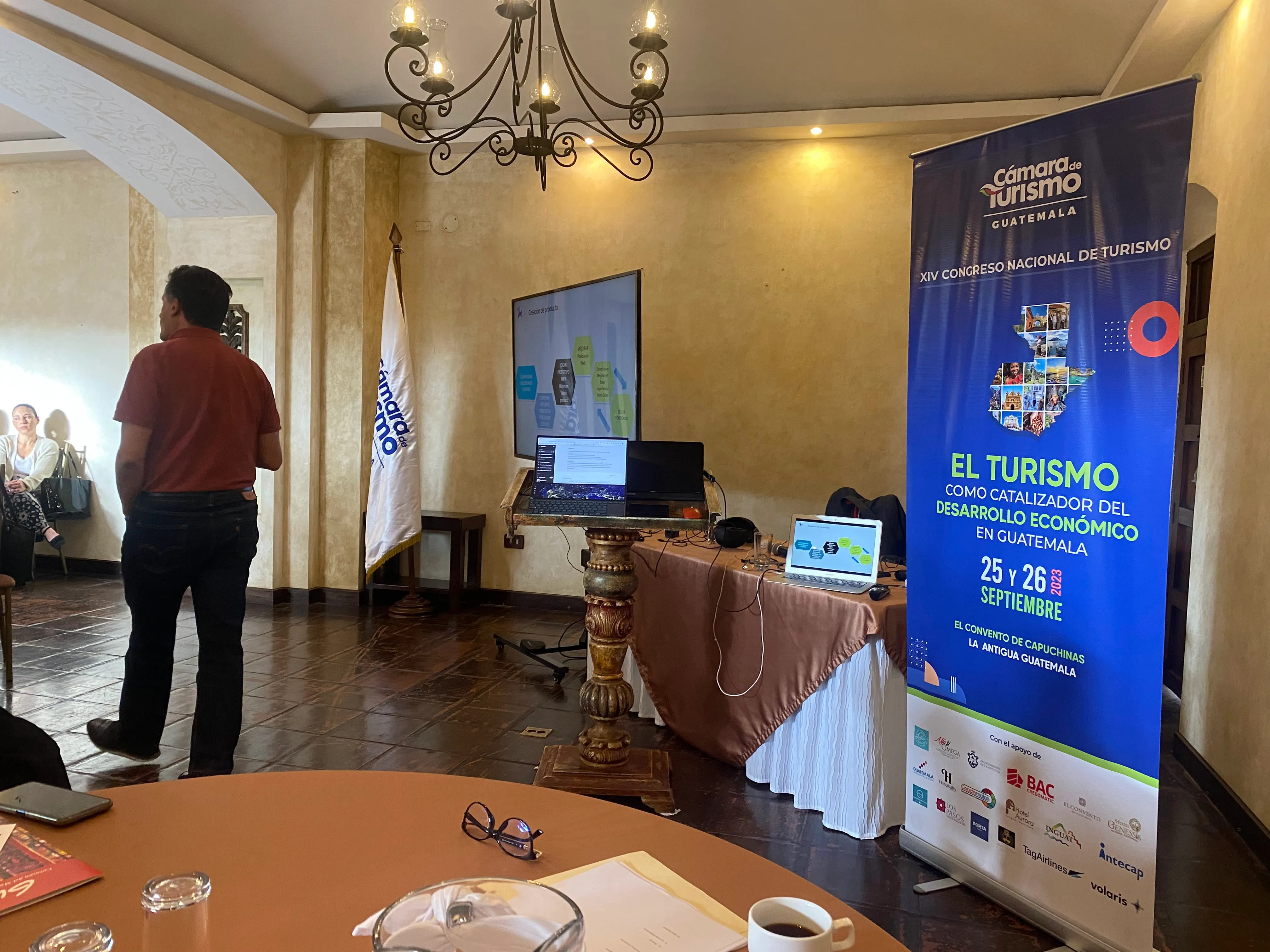 Networking entre asistentes y expertos internacionales en evento de innovación turística