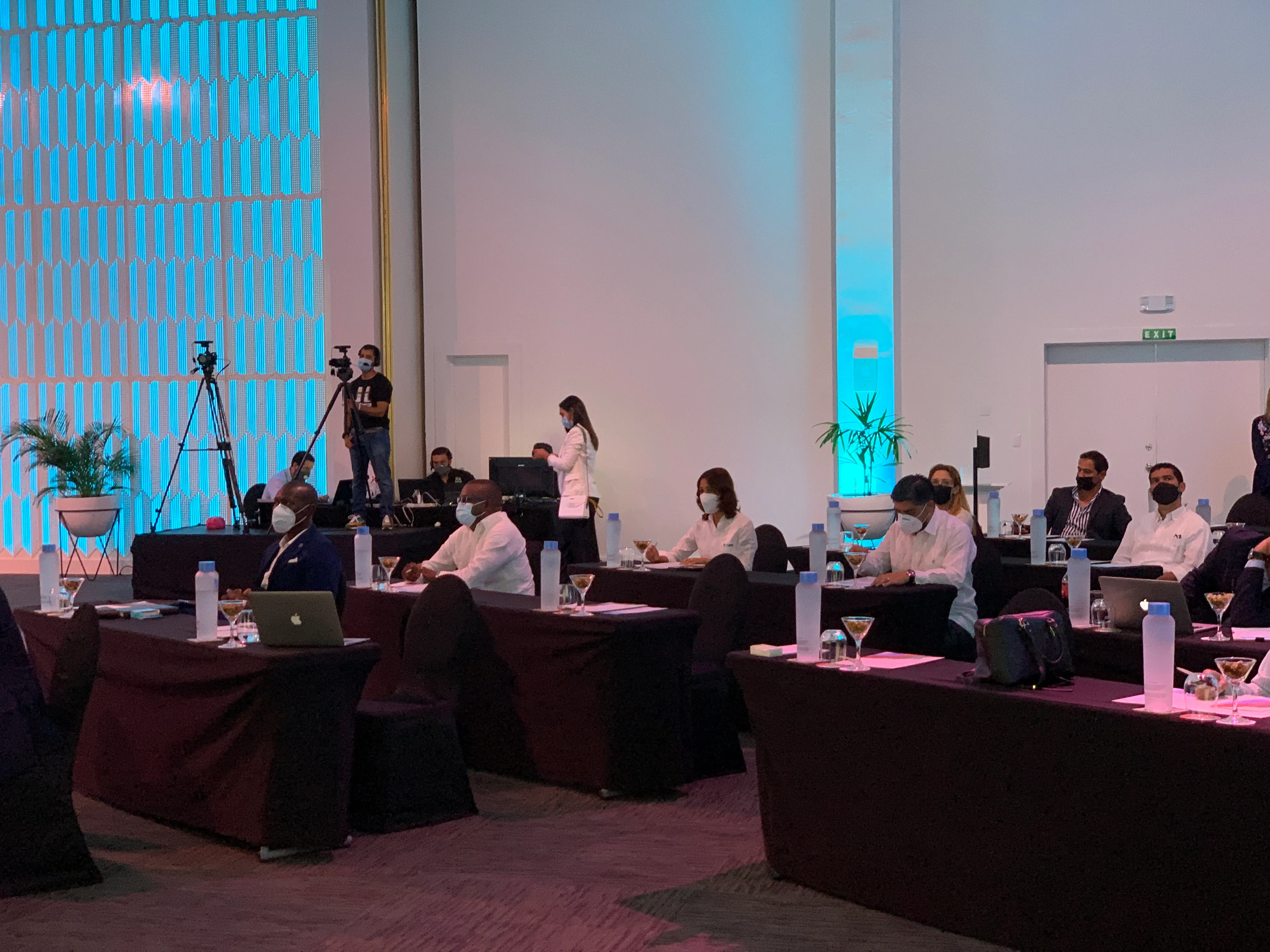 Equipo analizando datos y rendimiento de campañas digitales para Centroamérica