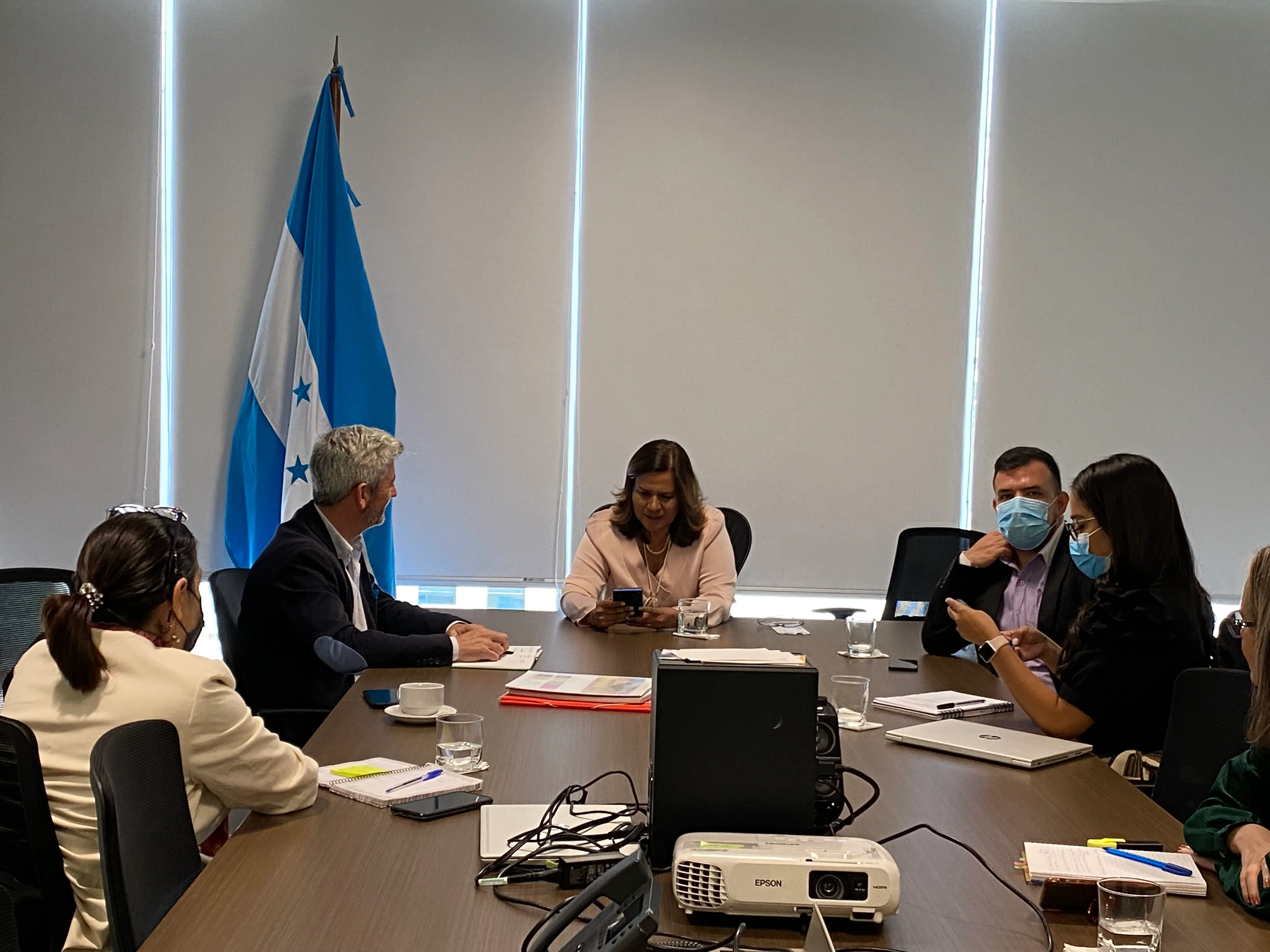 Equipo analizando métricas y campañas de marketing digital