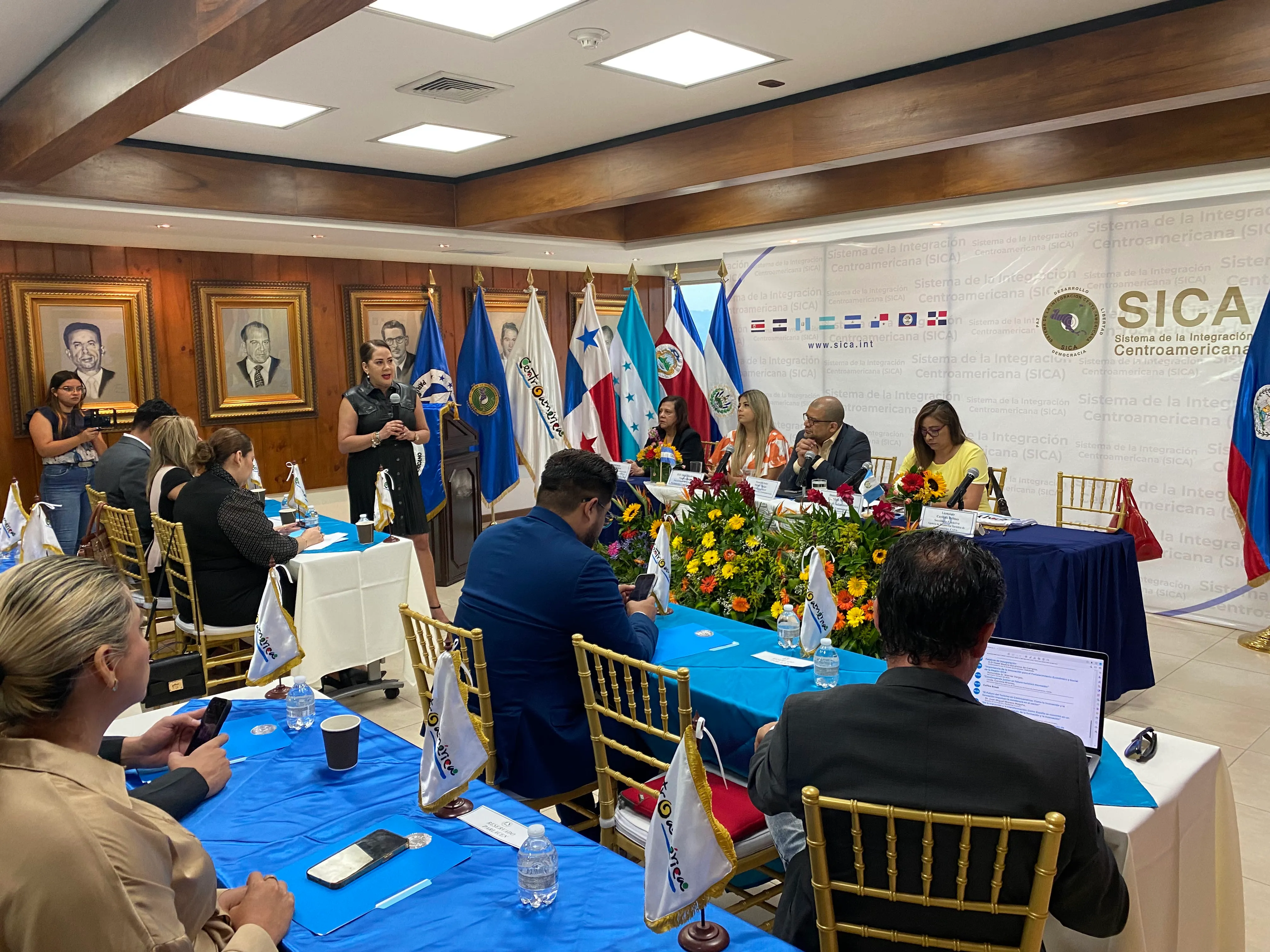 Equipo analizando métricas y rendimiento de marketing digital en tiempo real