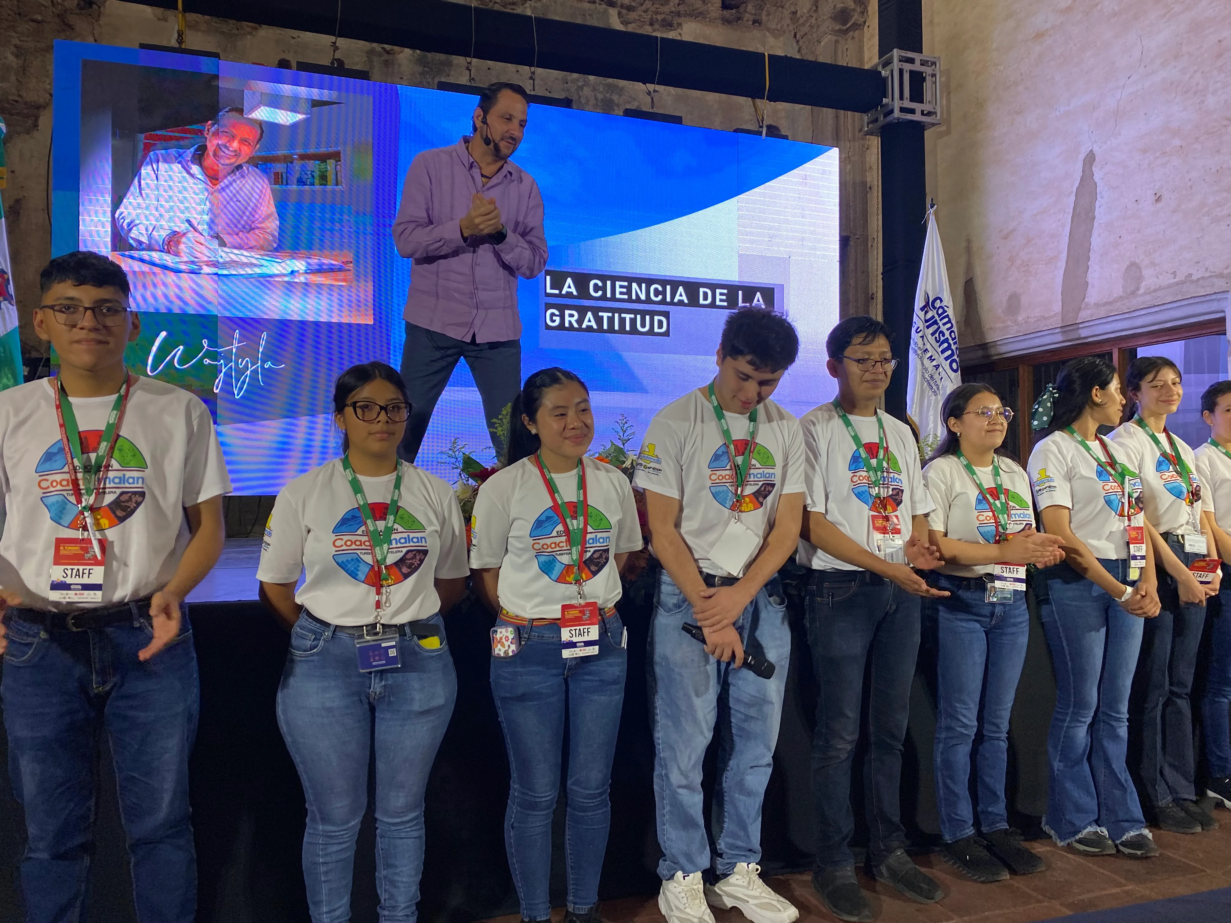 Usuario navegando web turística de Centroamérica en diversos dispositivos
