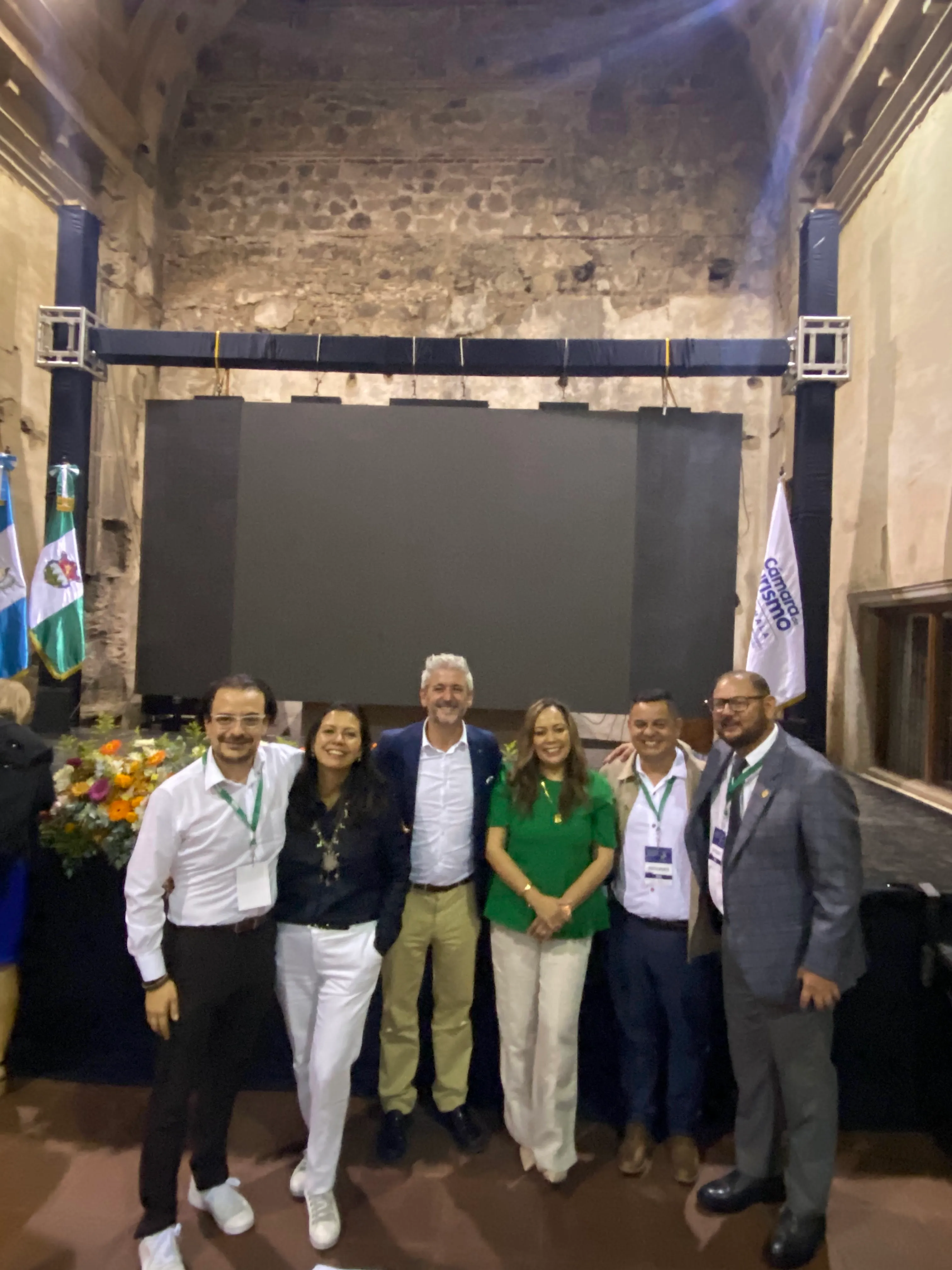 Equipo de marketing digital analizando métricas y estrategia de posicionamiento