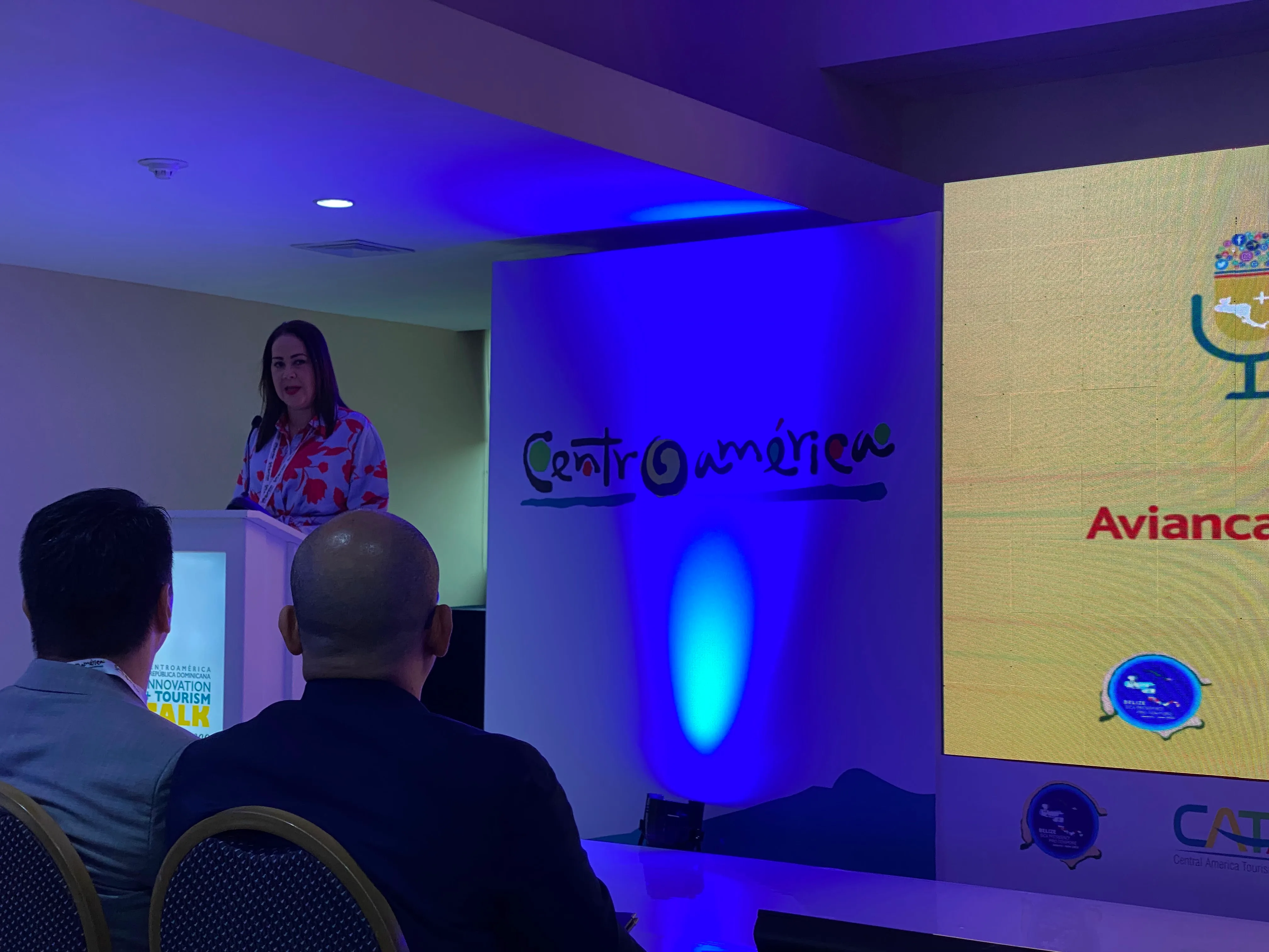 Congreso internacional con asistentes en entorno profesional y ambiente MICE